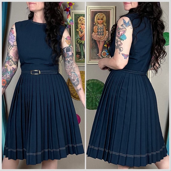 Vintage 1960s Navy Blue Sleeveless Pleated Fit an… - image 3