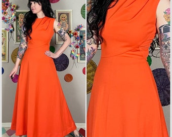 Vintage 1970s naranja plisado hombro sin mangas A-Line Maxi vestido / vestido de dama de honor / vestido de fiesta / pequeño / mediano