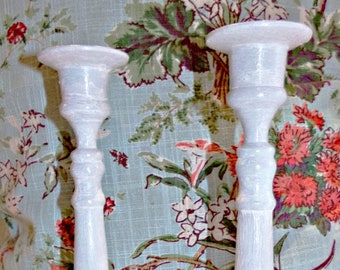 Vintage FRANKRIJK - Set van 2 grote grijs/wit gepatineerde metalen kandelaars - Shabby - Franse antieke kandelaar