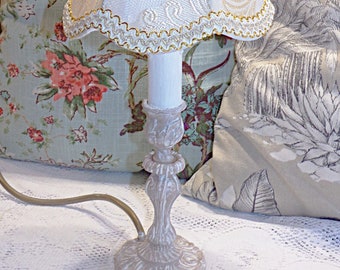 France Vintage - Belle Lampe Ancienne en laiton patinée Beige/blanc avec abat-jour - Shabby chic - Campagne chic