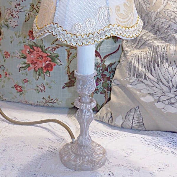 France Vintage - Belle Lampe Ancienne en laiton patinée Beige/blanc avec abat-jour - Shabby chic - Campagne chic