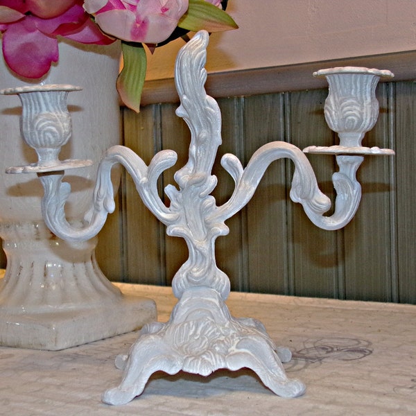 Bougeoir Chandelier Ancien en Laiton patiné gris clair et blanc - Shabby Chic - Romantique