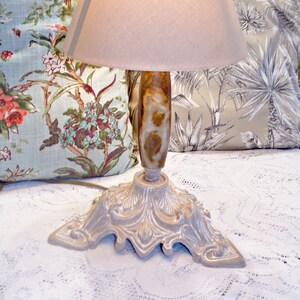 France Vintage - Beautiful table lamp in mushroom/white patinated brass and Onyx with lampshade - Shabby chic - Country chic