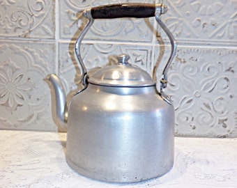 Climatiseur Camping Car Bouilloire De Camping Vintage En Aluminium - Occasion, Bon état, Fonctionnelle, Style Rétro Canape Vintage Climatiseur Camping Car Bouilloire De Camping Vintage En Aluminium - Occasion, Bon état, Fonctionnelle, Style Rétro Canape Vintage