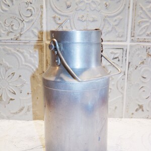 Petit pot de lait vintage avec poignée en aluminium, ferme rustique vintage  Français décor de chalet de campagne, seau à lait vintage pour la cuisine  de ferme -  France