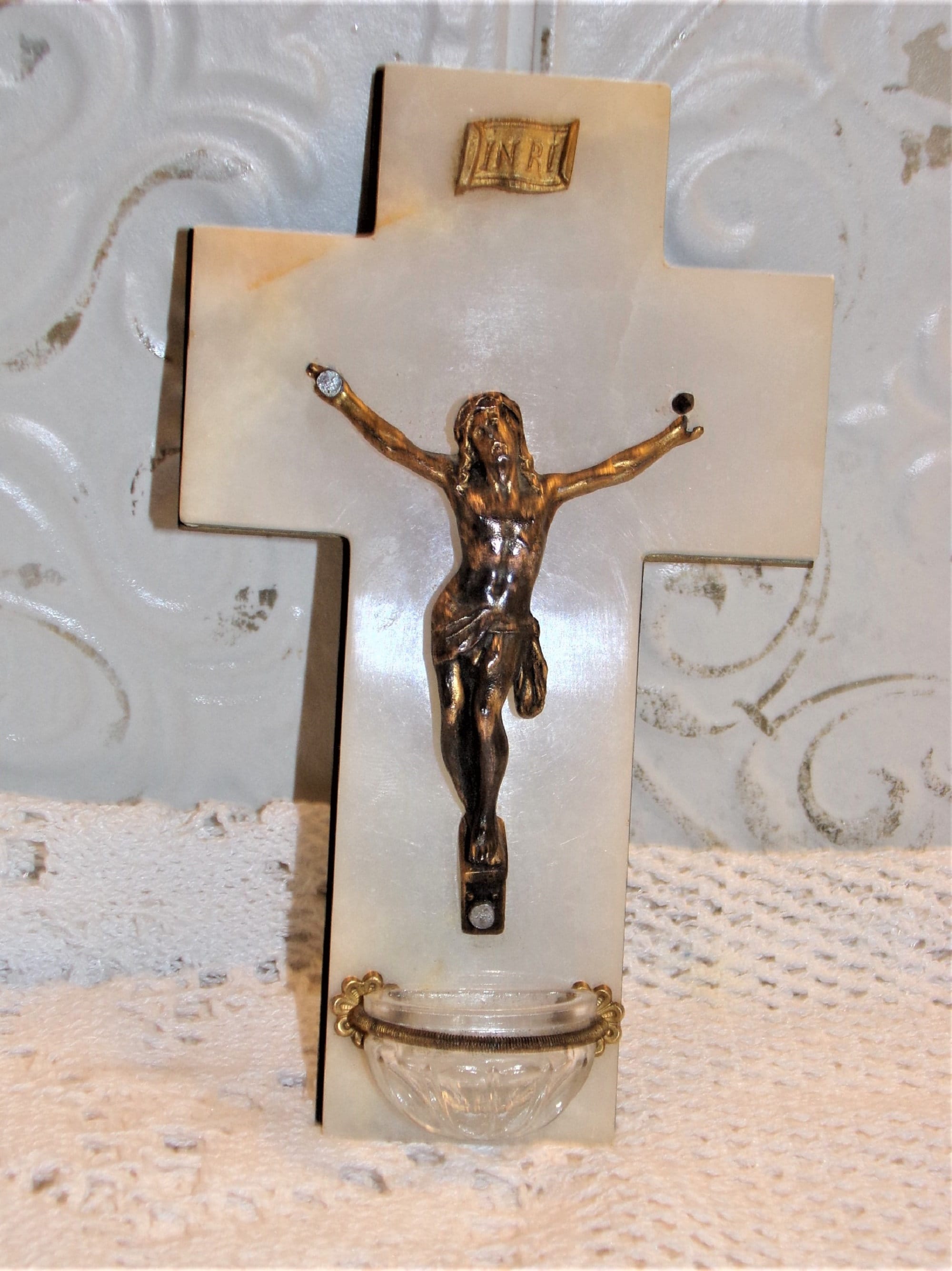 France - Ancien Crucifix avec Bénitier en Bronze et Marbre Blanc French Antic With Clam