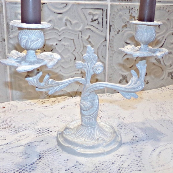 Bougeoir Chandelier Ancien en Laiton patiné gris clair et blanc - Shabby Chic - Romantique