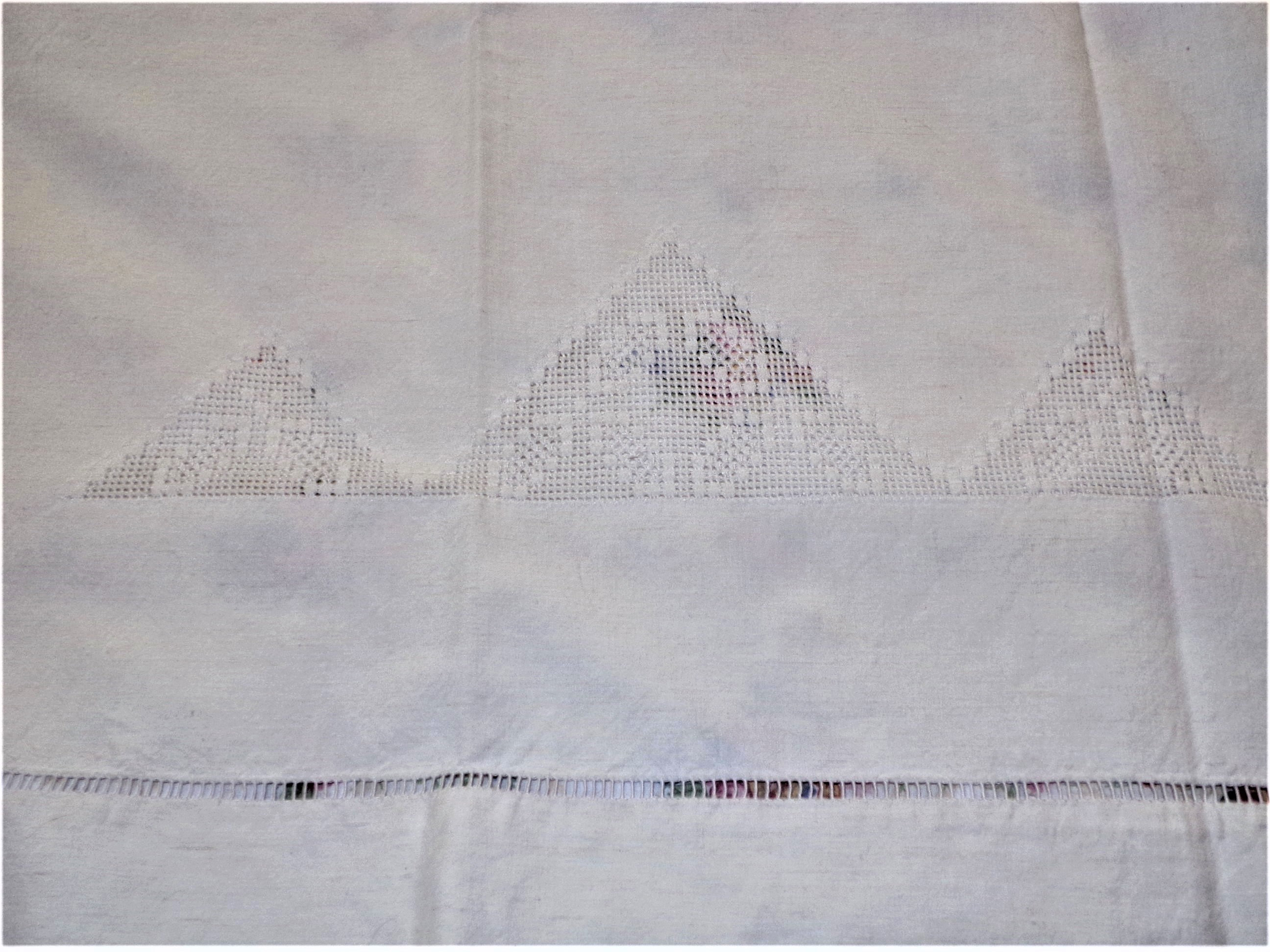 Drap ancien brodé, monogrammes et dentelle