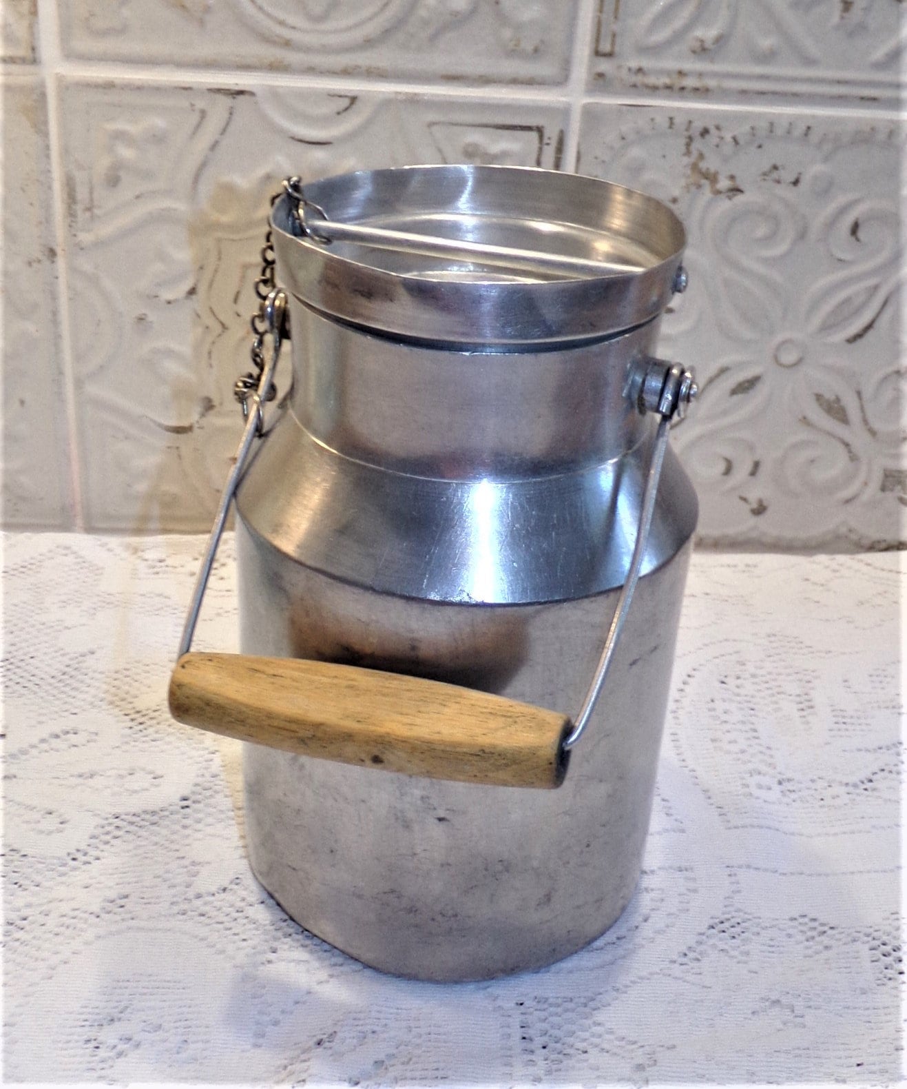 Ancien petit pot à lait ou laitière aluminium pour une déco vintage. -   France