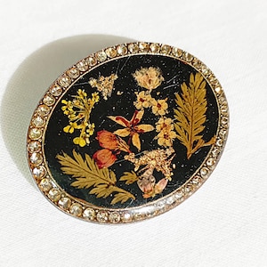 Broche Vintage Peinte à La Main - Accessoire Unique Et Chargé D’histoire