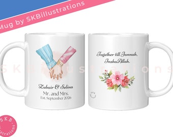 Op de afbeelding: Een witte keramische mok met een stel dat elkaars hand vasthoudt, de tekst "Zubair & Selina Mr. and Mrs. Est. September 2026" en een roze bloemenontwerp aan de andere kant met de tekst "Together till Jannah, Insha Allah."