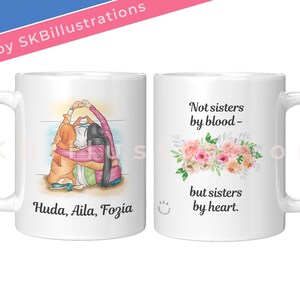 Op de afbeelding: Witte keramische mok met een kleurrijke illustratie van drie vrouwen en een hond aan de ene kant en de tekst "Not sisters by blood - but sisters by heart." aan de andere kant. De illustratie toont een hond en drie vrouwen die elkaar omhelzen. De tekst "Huda, Aila, Fozia" is onder de illustratie gedrukt.