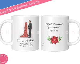 Op de afbeelding: Een witte keramische mok met een rode en zwarte illustratie van een stel in traditionele kleding. De tekst "Maryam & Talha Mrs. and Mr. Est. September 2026" is op de mok gedrukt. De andere kant van de mok heeft een rode kerstster met groene bladeren en de tekst "And We created you in pairs. Qur'an 78:8".