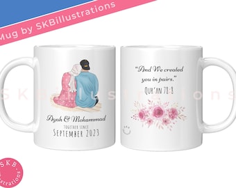 Op de afbeelding: Witte keramische mok met een stel in traditionele kleding aan de ene kant en een bloemenontwerp en de tekst "And We created you in pairs." Koran 78:8 aan de andere kant. De mok heeft ook de tekst "Ayah & Mohammad Together Since September 2023".