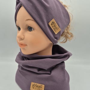 Könnte beinhalten: Lilafarbenes Stirnband und Halstuch-Set mit einem braunen Etikett mit der Aufschrift "Nahzeit by Annika".