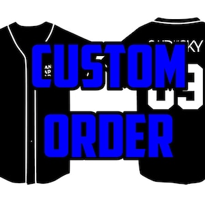 Puede incluir: Dos camisetas de béisbol negras con texto blanco. La camiseta de la izquierda tiene el texto "AND" y la camiseta de la derecha tiene el texto "CUSTOM ORDER" y el número "93".