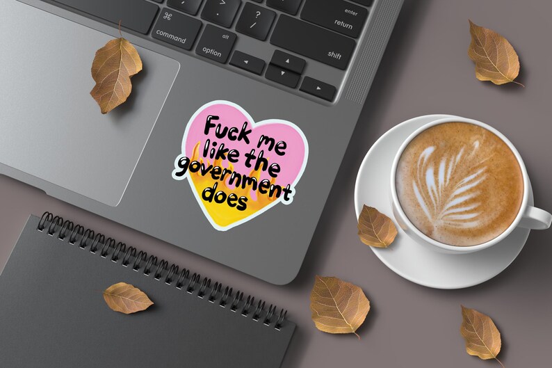 Mockup of the sticker on a laptop.