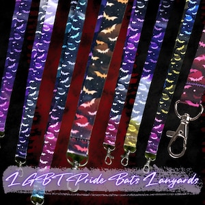 Puede incluir: Una colección de cordones coloridos con patrones de murciélagos. Los cordones presentan varios esquemas de color, incluyendo morado, azul y rojo, con cierres metálicos plateados. El texto "LGBT Pride Bats Lanyards" es visible en la parte inferior.