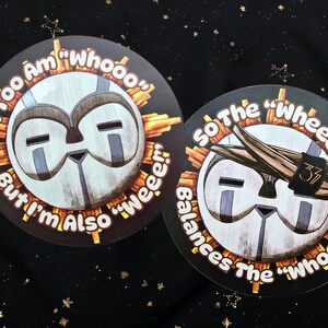 Puede incluir: Dos pegatinas redondas con una cara de búho de dibujos animados. Una dice "I Too Am 'Whooo' But I'm Also 'weee!'". La otra dice "So The 'Wheee' Balances The 'Whooo!'" con el número 37.