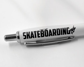 Op de afbeelding: Een witte pen met een zwarte grip en de woorden "Skateboarding" erop gedrukt.