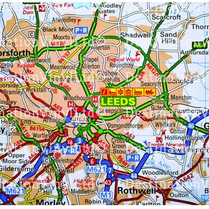 Puede incluir: Un mapa detallado de Leeds, Inglaterra, con las ciudades y pueblos circundantes. El mapa está codificado por colores con las carreteras y autopistas principales resaltadas en azul, rojo y verde. El mapa incluye los nombres de varios lugares, incluidos Leeds, Horsforth, Pudsey, Garforth y Rothwell.