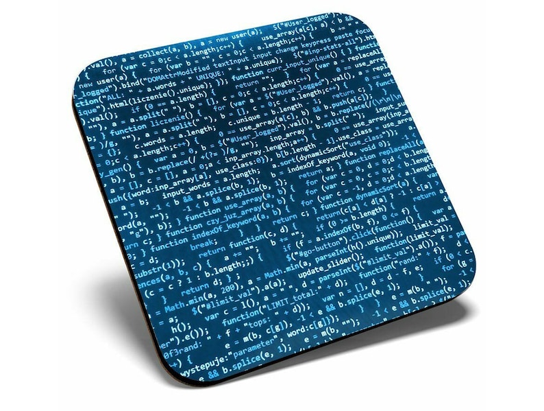 Pode incluir: Um descanso de copo azul e branco com um padr&atilde;o de c&oacute;digo de computador. O c&oacute;digo est&aacute; em uma fonte azul clara em um fundo azul escuro.