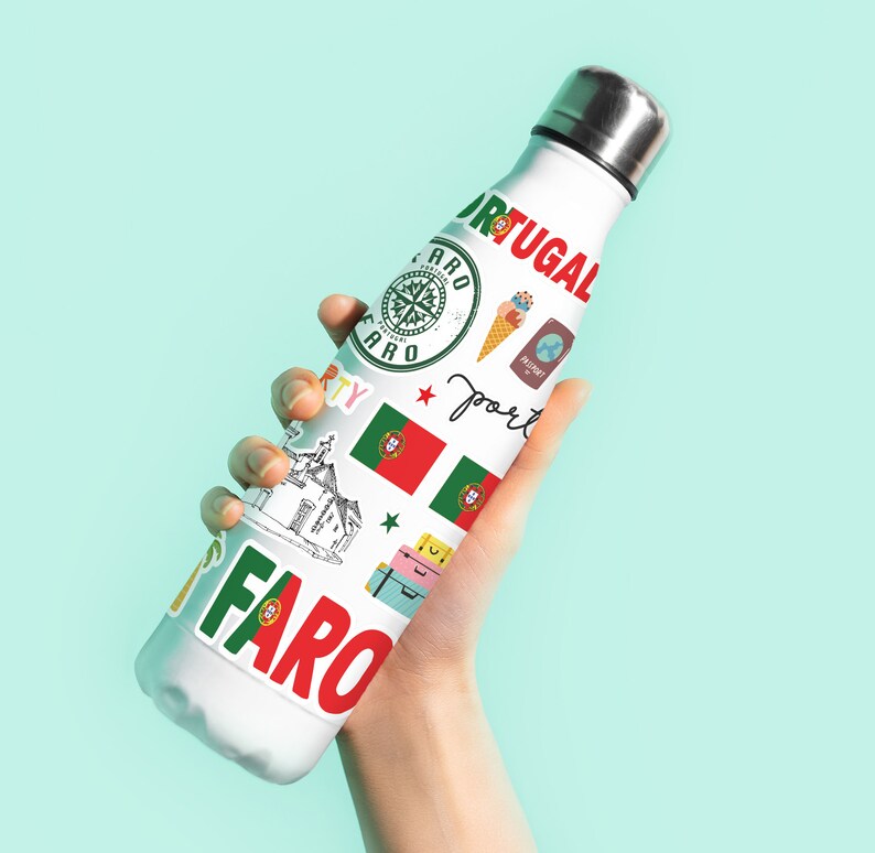 Op de afbeelding: Een witte herbruikbare waterfles met verschillende kleurrijke stickers, waaronder een kompas, een Portugese vlag en de woorden "Portugal" en "Faro".