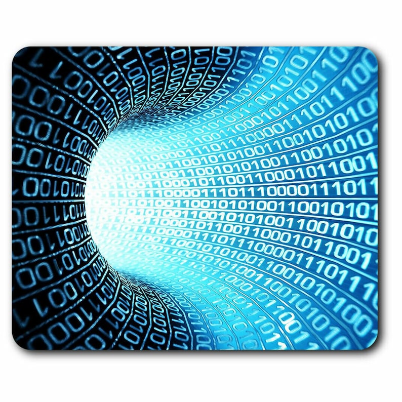 Puede incluir: Un fondo digital azul y negro con un t&uacute;nel de c&oacute;digo binario. El c&oacute;digo est&aacute; en fuente blanca y parece girar hacia una luz blanca brillante.