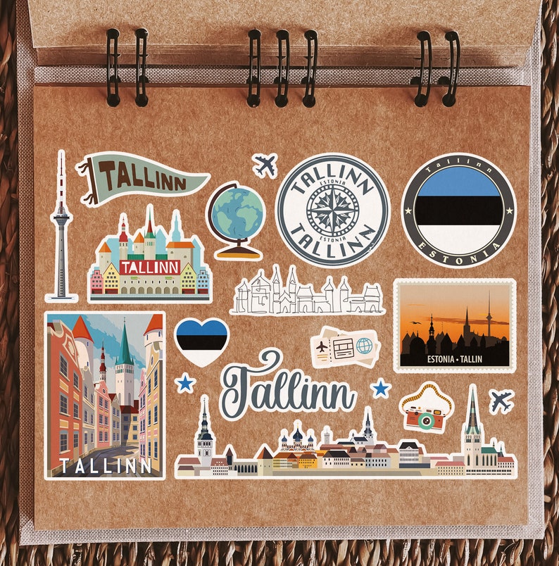 Op de afbeelding: Een verzameling kleurrijke stickers met afbeeldingen en tekst met betrekking tot Tallinn, Estland. De stickers bevatten een kompas, een wereldbol, een skyline van de stad, een vlag en de woorden "Tallinn" en "Estland".