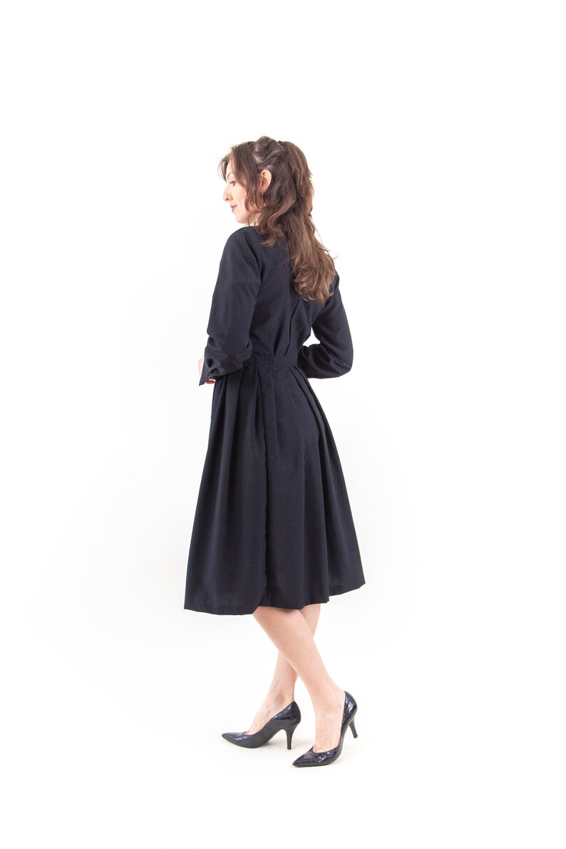 70s Elegant Black Vintage Fit and Flare Dress Long Sleeves Minimalistic Button Collar Slim Fit Sustainable Second Hand