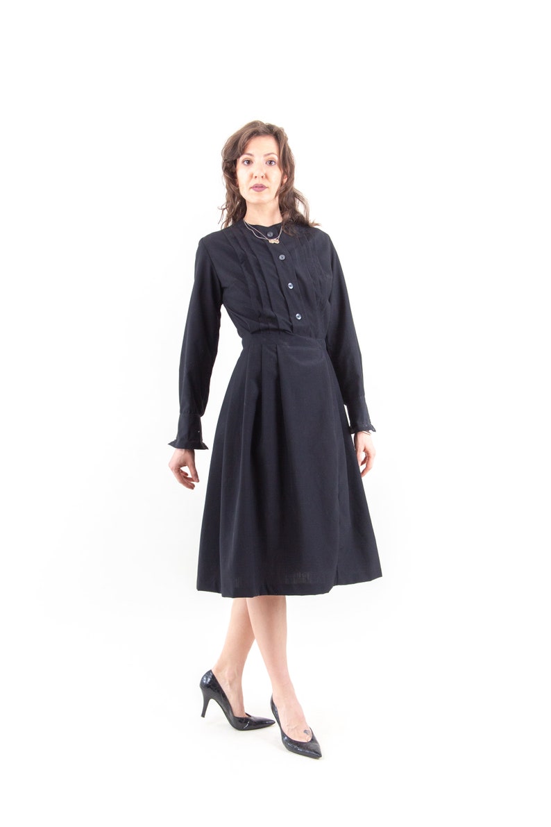 70s Elegant Black Vintage Fit and Flare Dress Long Sleeves Minimalistic Button Collar Slim Fit Sustainable Second Hand