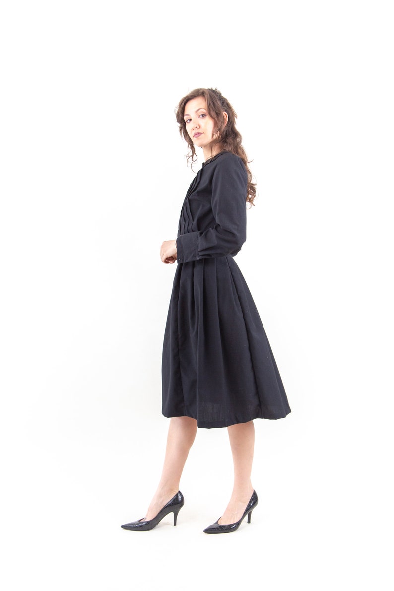 70s Elegant Black Vintage Fit and Flare Dress Long Sleeves Minimalistic Button Collar Slim Fit Sustainable Second Hand