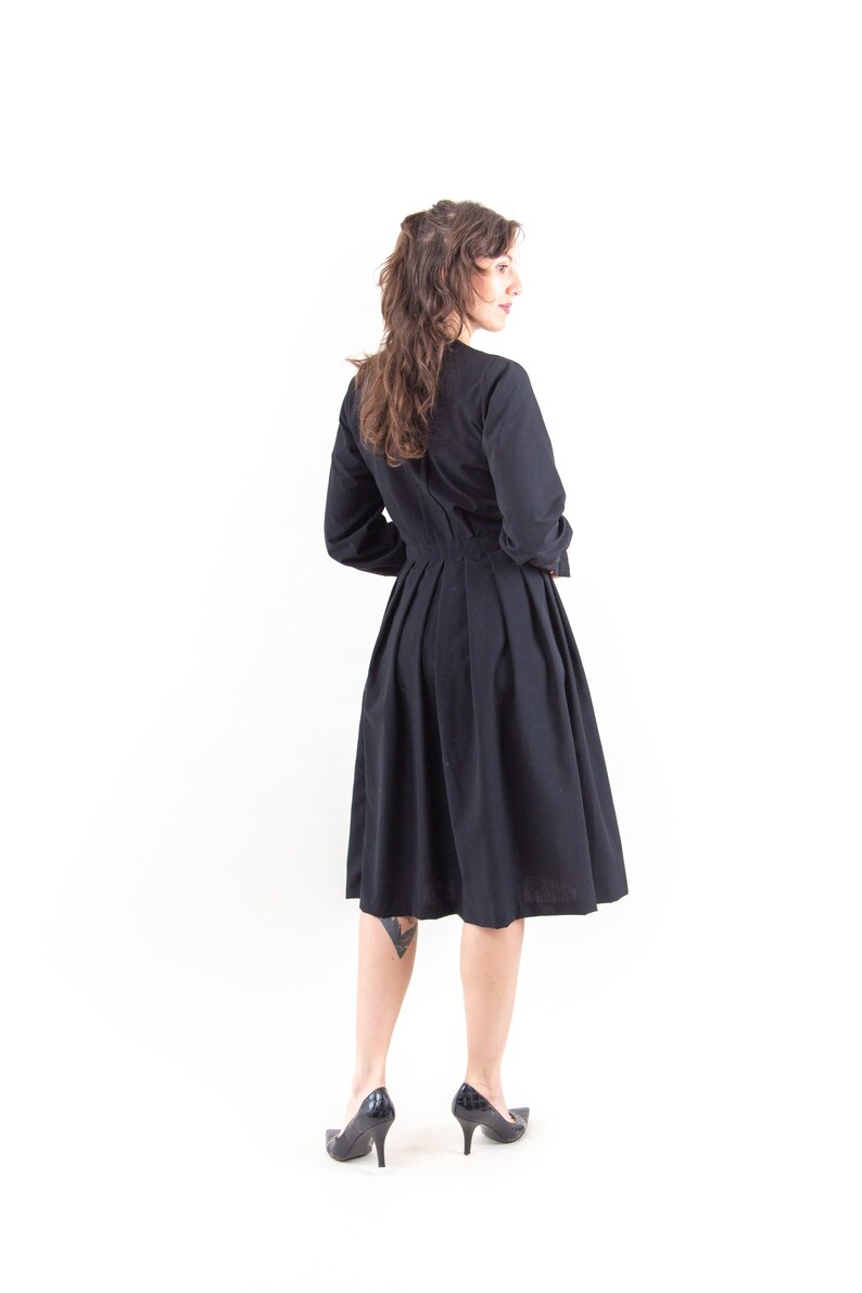 70s Elegant Black Vintage Fit and Flare Dress Long Sleeves Minimalistic Button Collar Slim Fit Sustainable Second Hand