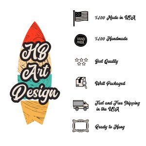 Może przedstawiać: Kolorowy projekt deski surfingowej z tekstem "HB Art Design" w stylu vintage. Obraz zawiera r&oacute;wnież ikony reprezentujące ręcznie robione, wysoką jakość, dobrze zapakowane, szybką wysyłkę i gotowe do powieszenia.