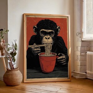 以下が含まれることがあります： 赤いボウルから箸を使って麺を食べるチンパンジーの白黒イラスト。チンパンジーは暗い木製のテーブルに座っています。背景は赤とオレンジです。