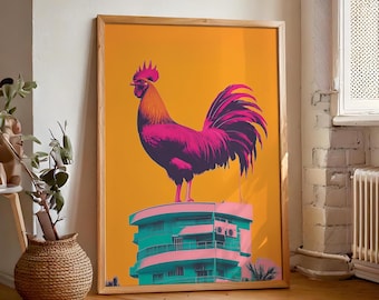 Op de afbeelding: Een roze en oranje haan staat op een turquoise en roze gebouw tegen een gele achtergrond. De haan heeft een rode kam en rode keellapjes.