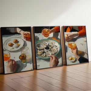 Pu&ograve; includere: Tre stampe artistiche incorniciate raffiguranti una scena di ristorazione. Ogni stampa mostra una tavola imbandita con cibo e bevande, tra cui ostriche, limoni e cocktail. L'opera d'arte presenta una tavolozza di bianchi, arancioni e marroni, con pennellate visibili.