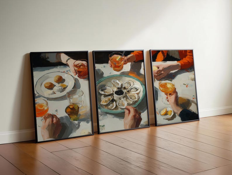 Pu&ograve; includere: Tre stampe artistiche incorniciate raffiguranti una scena di ristorazione. Ogni stampa mostra una tavola imbandita con cibo e bevande, tra cui ostriche, limoni e cocktail. L'opera d'arte presenta una tavolozza di bianchi, arancioni e marroni, con pennellate visibili.