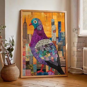 Könnte beinhalten: Ein farbenfrohes Collage-Kunstwerk mit einer lila und blauen Taube mit gelbem Schnabel und einem Stadtbild im Hintergrund. Die Taube besteht aus vielen verschiedenen Papier- und Stoffstücken, die einen Patchwork-Effekt erzeugen.