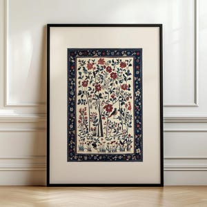 Peut inclure: Une impression encadrée d'un motif floral vintage avec des fleurs rouges, des feuilles bleues et blanches et deux oiseaux sur une branche. Le motif est entouré d'une bordure bleu foncé avec des accents floraux blancs.