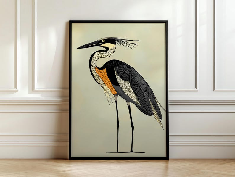 Puede incluir: Una ilustraci&oacute;n en blanco y negro de una garza con un cuello y un pico largos, de pie sobre una sola pierna. La garza tiene un cuerpo gris con marcas blancas y negras, y un pico amarillo. El fondo es de color beige claro.