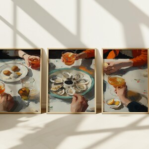Pu&ograve; includere: Set di tre stampe artistiche incorniciate raffiguranti una scena di ristorazione. Ogni stampa presenta una tavola imbandita con cibo e bevande, tra cui ostriche, antipasti e cocktail. L'opera d'arte ha uno stile pittorico con toni caldi.