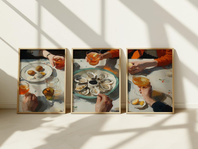 Pu&ograve; includere: Set di tre stampe artistiche incorniciate raffiguranti una scena di ristorazione. Ogni stampa presenta una tavola imbandita con cibo e bevande, tra cui ostriche, antipasti e cocktail. L'opera d'arte ha uno stile pittorico con toni caldi.