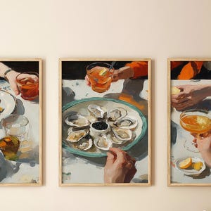 Pu&ograve; includere: Set di tre stampe artistiche incorniciate raffiguranti una scena di ristorazione. Una stampa mostra un piatto di cibo e una bevanda, un'altra presenta ostriche, e la terza mostra una bevanda e limoni. L'opera &egrave; in stile pittorico.