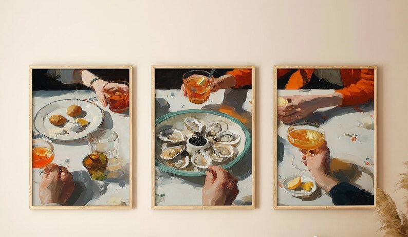 Pu&ograve; includere: Set di tre stampe artistiche incorniciate raffiguranti una scena di ristorazione. Una stampa mostra un piatto di cibo e una bevanda, un'altra presenta ostriche, e la terza mostra una bevanda e limoni. L'opera &egrave; in stile pittorico.