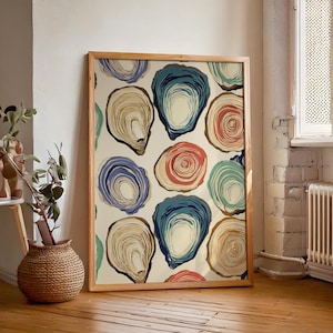 Puede incluir: Impresión de arte abstracto con un patrón de círculos concéntricos coloridos que se asemejan a conchas de ostras. La impresión está enmarcada en un marco de madera natural.