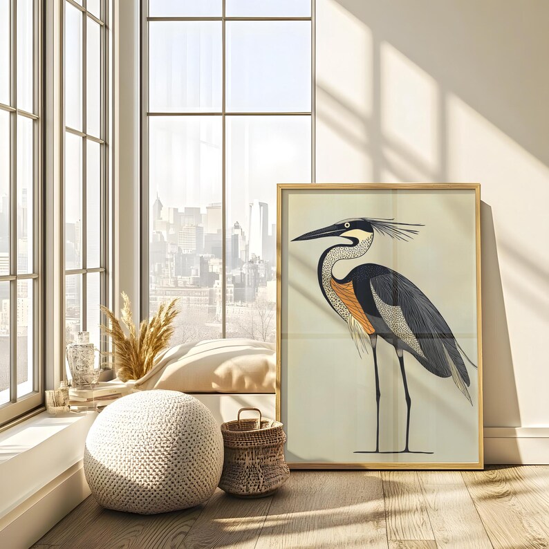 Puede incluir: Una impresi&oacute;n enmarcada de una ilustraci&oacute;n estilizada de una garza con plumas negras, grises, naranjas y blancas. La garza est&aacute; de pie sobre un fondo beige claro.
