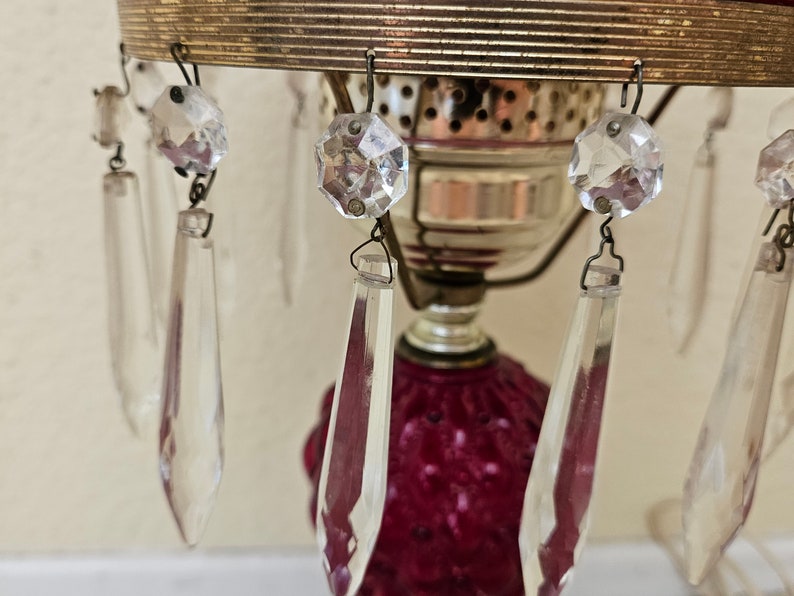 Vintage red hurricane lamp with crystals, red gone with the wind lamp, vintage hurricane lamp, home decor, victorian lamps, red accent lamp bild 6
