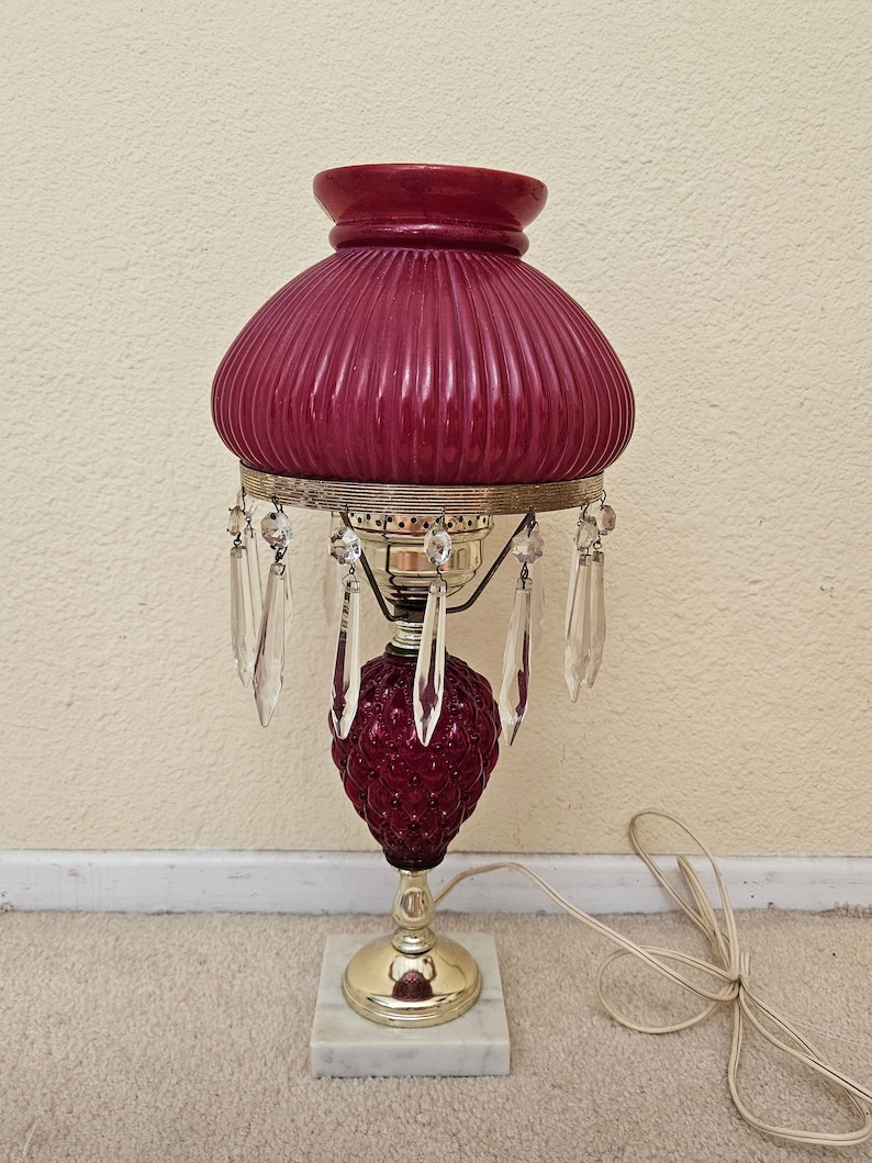 Vintage red hurricane lamp with crystals, red gone with the wind lamp, vintage hurricane lamp, home decor, victorian lamps, red accent lamp bild 1
