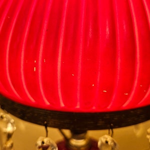 Vintage red hurricane lamp with crystals, red gone with the wind lamp, vintage hurricane lamp, home decor, victorian lamps, red accent lamp bild 7